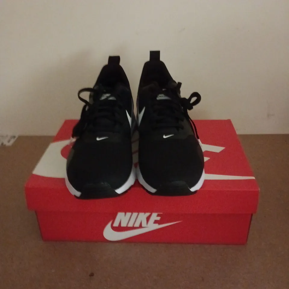 BOXED PAIR OF NIKE AIR MAX TAVAS TRAINERS IN BLACK - UK 9.5