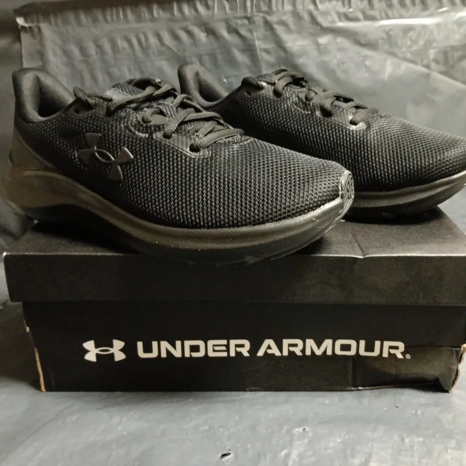 BOXED PAIR OF UNDER ARMOUR CHARGED PURSUIT 4 TRAINERS IN BLACK SIZE UK 6