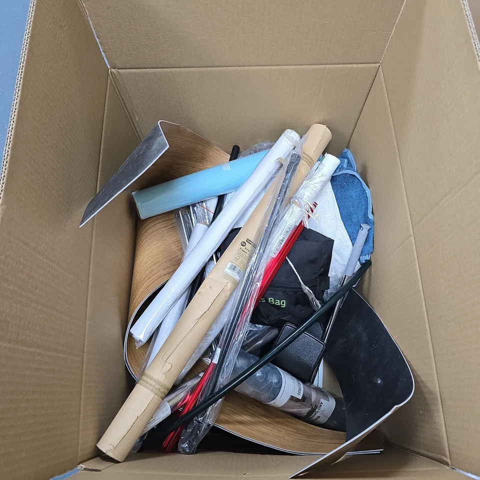 BOX OF ASSORTED HOUSEHOLD ITEMS INCLUDING IBERGRIF SHOWER HOSE (BOXED) AND DIAMOND RANGE FITTED SHEET 