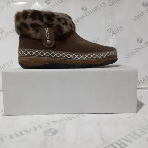 BOXED PAIR OF EARTH ORIGINS EMMALYN SUEDE HOUSE BOOTIE IN CHOCOLATE SIZE 5