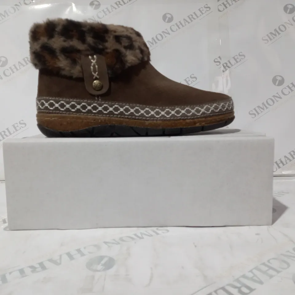 BOXED PAIR OF EARTH ORIGINS EMMALYN SUEDE HOUSE BOOTIE IN CHOCOLATE SIZE 5