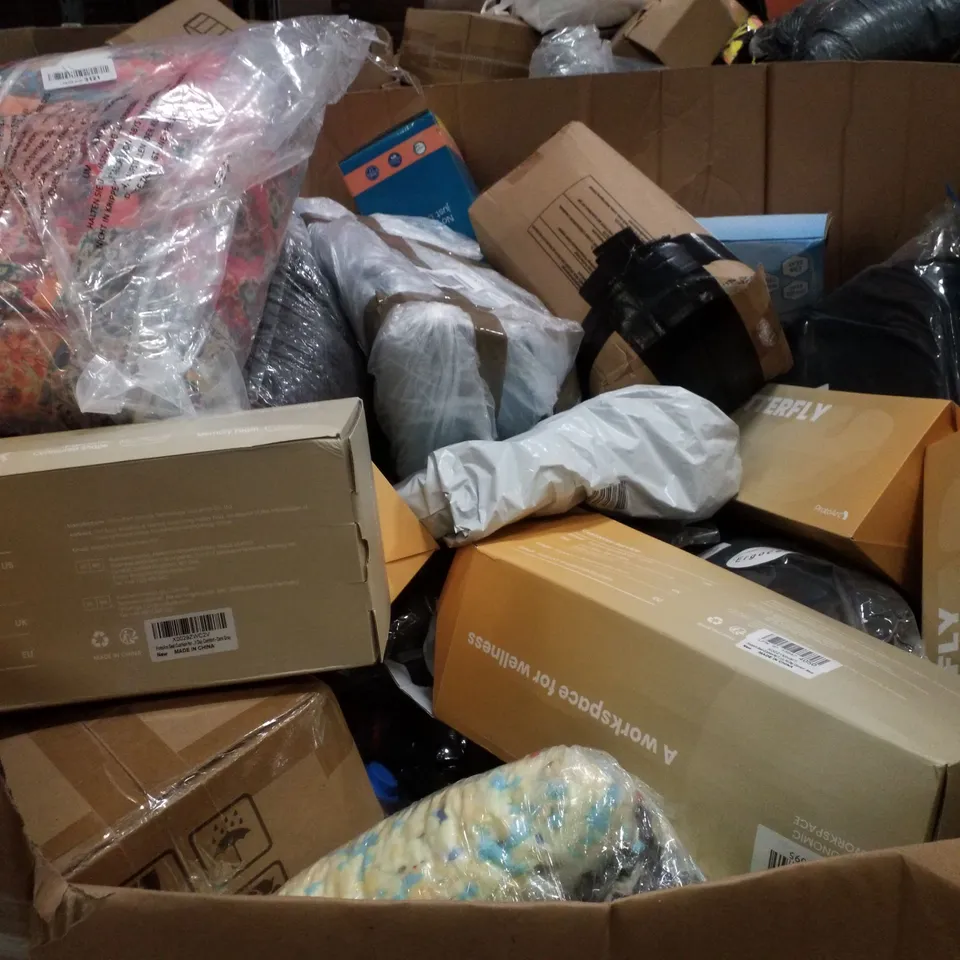 PALLET CONTAINING ASSORTED PILLOWS & CUSHIONS