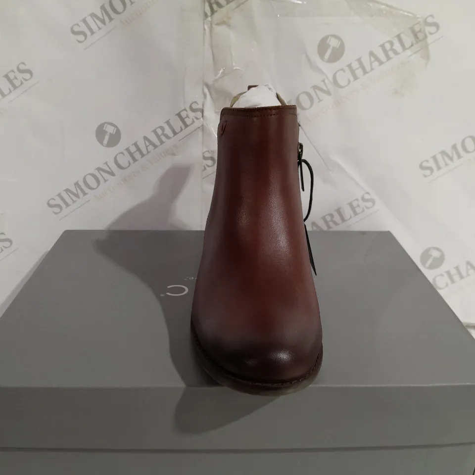 BOXED VIONIC JOY LEATHER BOOTS, BEAVER - SIZE 3 