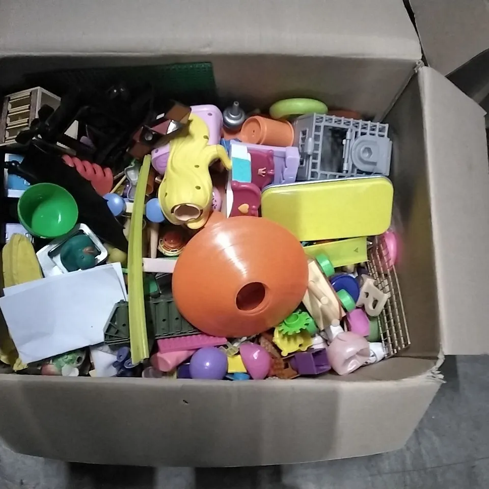 BOX CONTAINING LARGE AMOUNT OF CHILDREN'S TOYS