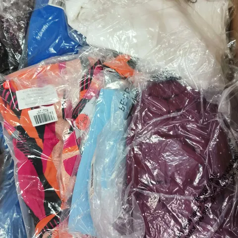 APPROXIMATELY 20 ASSORTED WOMENS CLOTHING ITEMS IN VARIOUS SIZES & STYLES 