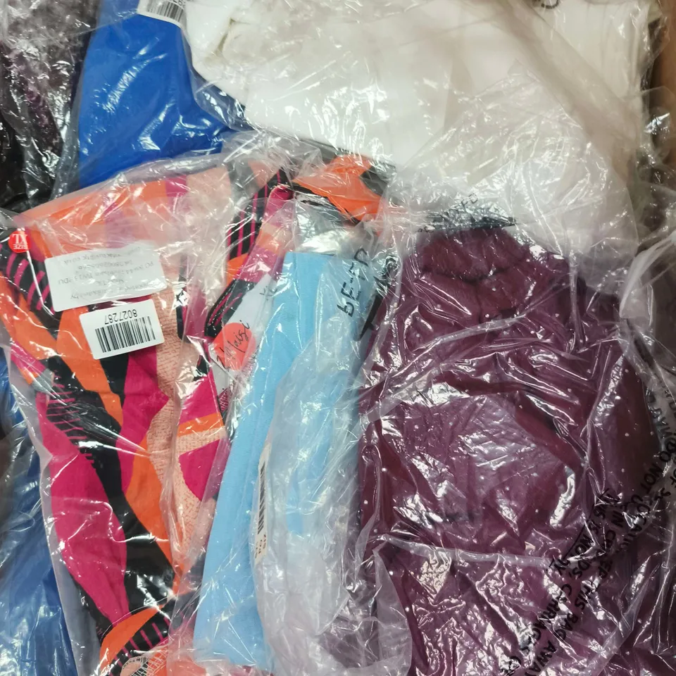 APPROXIMATELY 20 ASSORTED WOMENS CLOTHING ITEMS IN VARIOUS SIZES & STYLES 