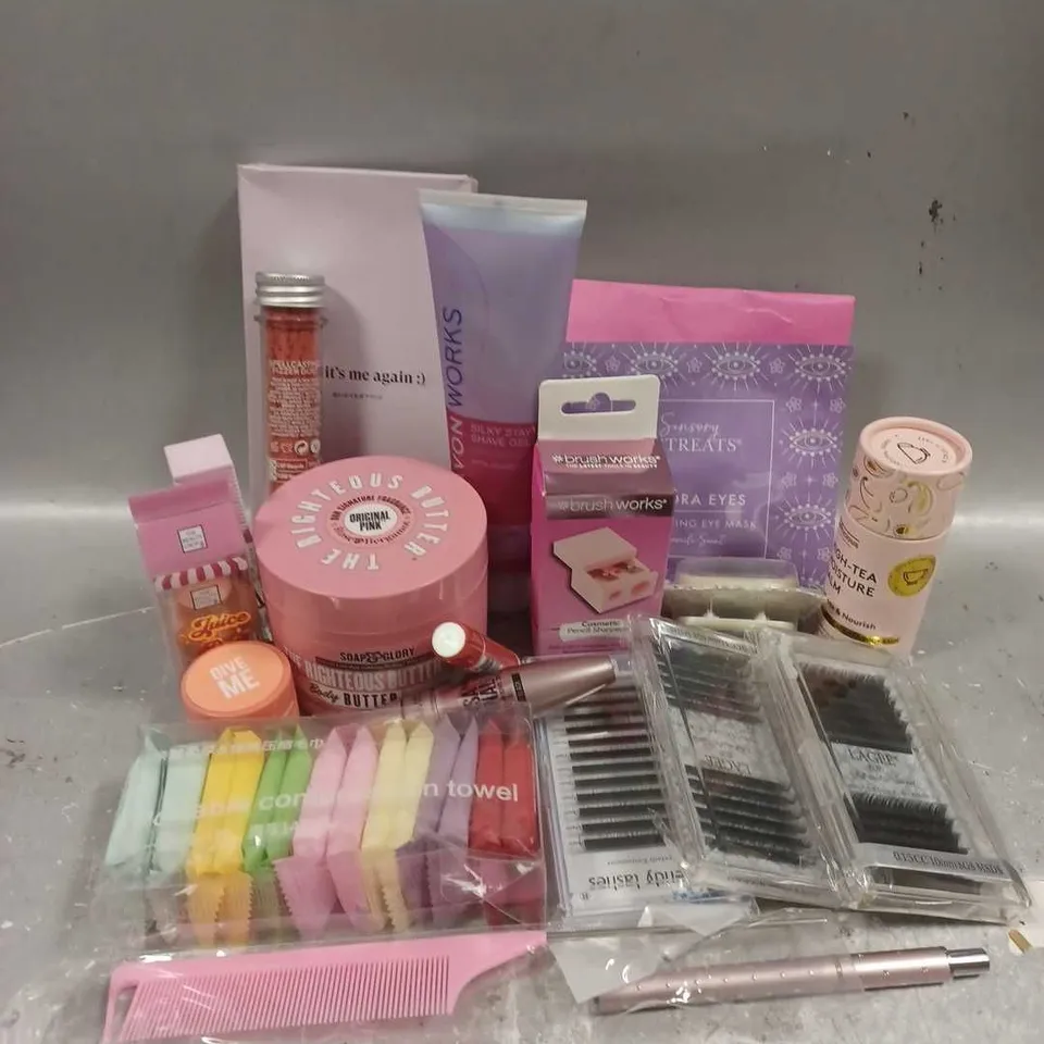 APPROXIMATELY 20 ASSORTED COSMETICS PRODUCTS TO INCLUDE - THE BEAUTY CROP LIP & CHEEK TINT - SOAP&GLORY THE RIGHTEOUS BUTTER - DEHLICIOUS MOISTURE BALM - ETC