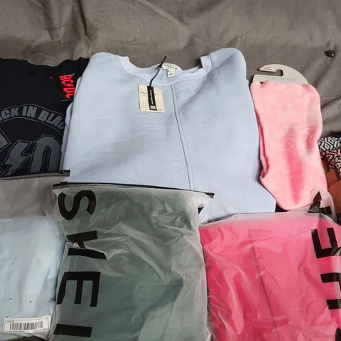 APPROXIMATELY 30 ASSORTED ITEMS OF CLOTHING IN VARIOUS STYLES AND SIZES