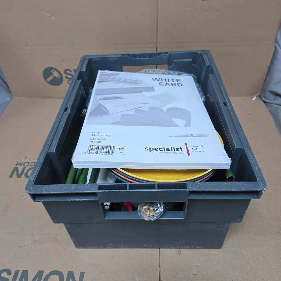 TOTE OF APPROXIMATELY 20 ASSORTED HOUSEHOLD ITEMS TO INCLUDE WHITE CARD, CARD HOLDERS, PET TRAINING FINGER CLICKER, PLATES ETC