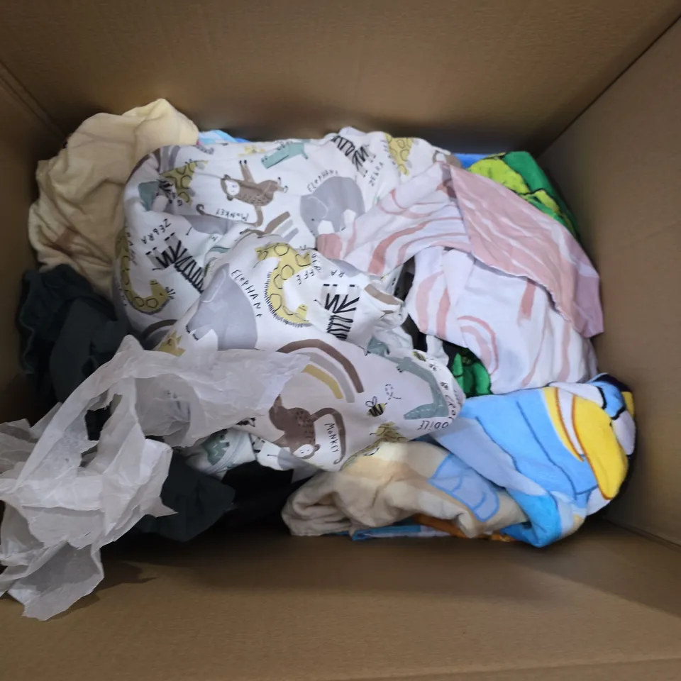 BOX OF APPROXIMATELY 8 ASSORTED BEDDING AND SOFT FURNISHING ITEMS TO INCLUDE - PILLOWCASES- BEDDING SET - TOWEL ETC. 