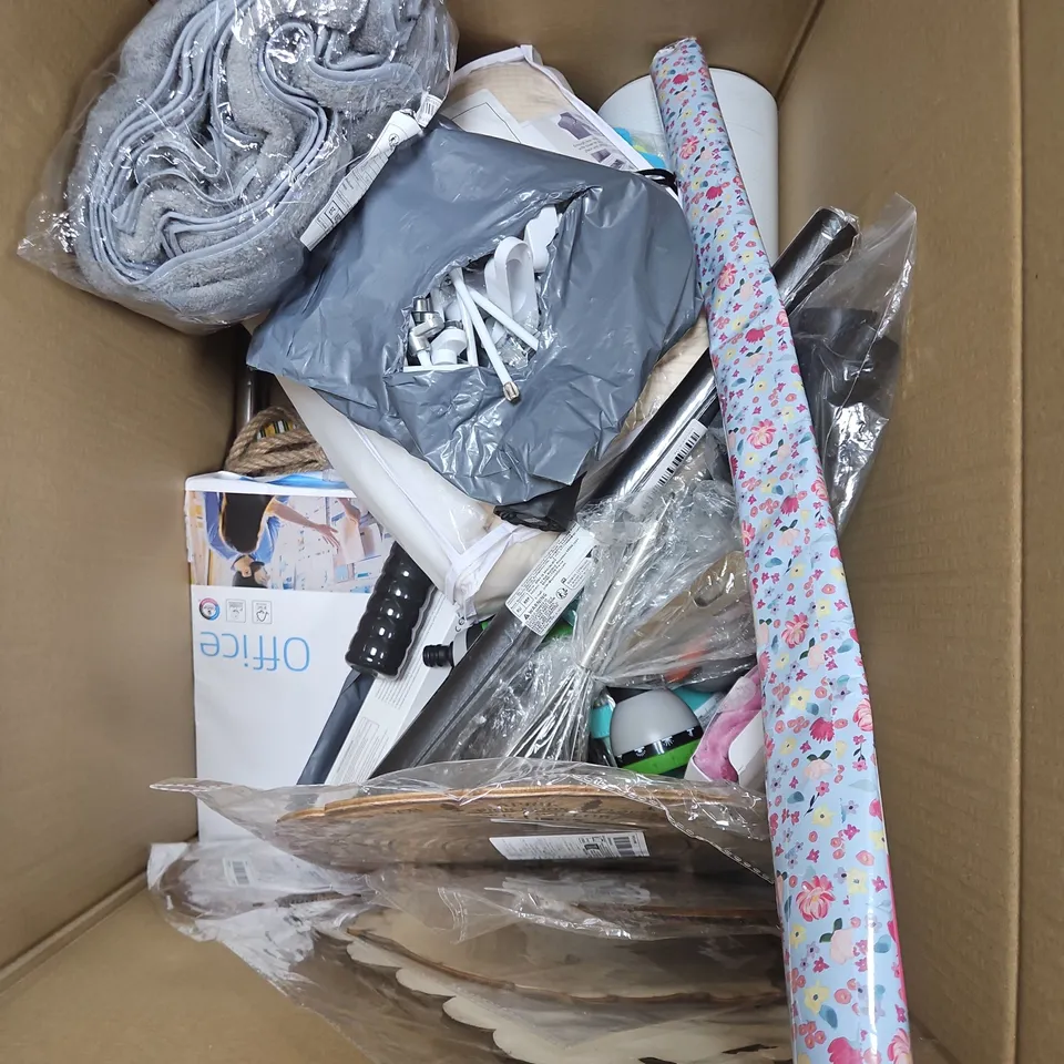 BOX OF APPROXIMATELY 12 ASSORTED HOUSEHOLD ITEMS TO INCLUDE - TRASH CAN - PRINTER PAPER - HOSE - ETC