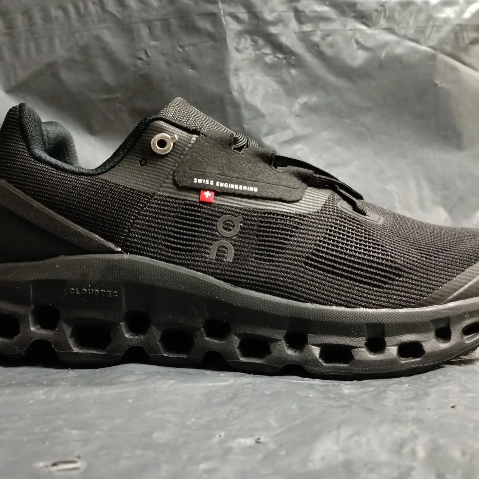 PAIR OF ON CLOUDSTRATUS TRAINERS IN BLACK SIZE UK 9