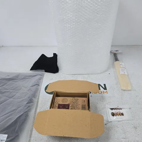 BOX OF APPROXIMATELY 10 ASSORTED ITEMS INCLUDING CLOSURE LONDON SHORTS, PRIMARK SHORTS AND SOME BUBBLE WRAP
