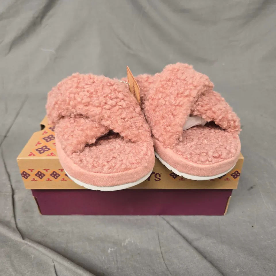 BOXED PAIR OF SKECHERS COZY SLIDE ON SLIPPERS - 5