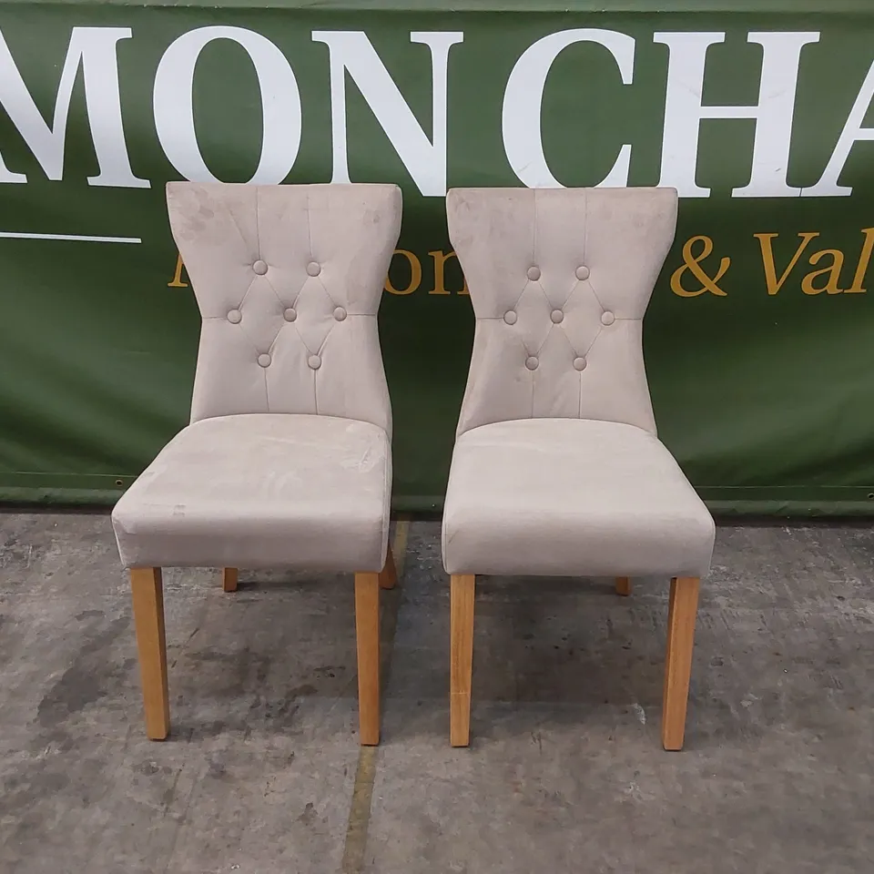 SET OF 2 BEWLEY MINK VELVET BUTTON BACK DINING CHAIRS WITH OAK LEGS 