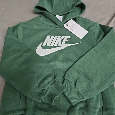 NIKE 2 PIECE SET IN GREEN - SIZE 6/7 YEARS