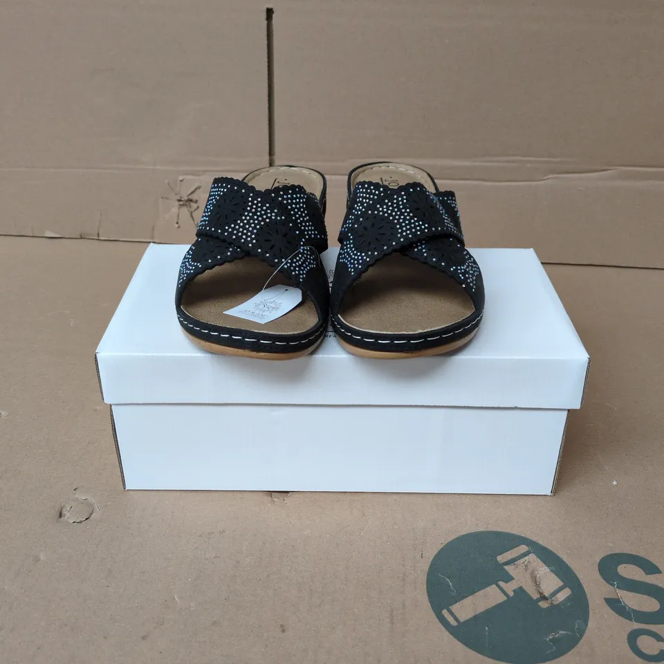BOXED PAIR OF JO & JOE CUBA WOMENS MULE SANDALS IN BLACK - SIZE 5