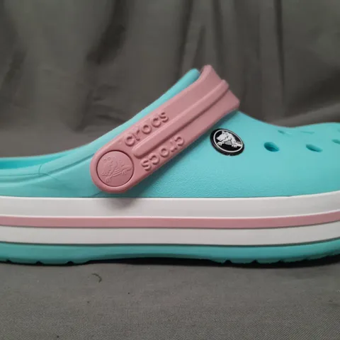 PAIR OF CROCS CROCBAND KIDS CLOGS IN BLUE/PINK UK SIZE J3