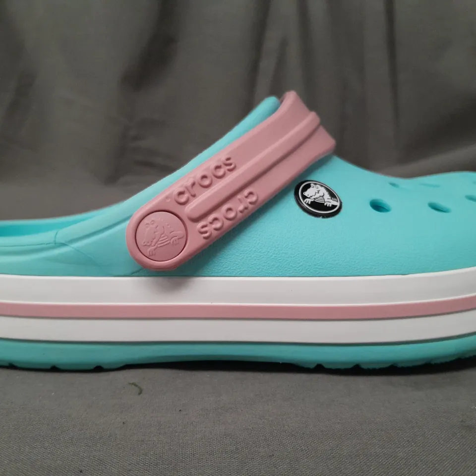 PAIR OF CROCS CROCBAND KIDS CLOGS IN BLUE/PINK UK SIZE J3