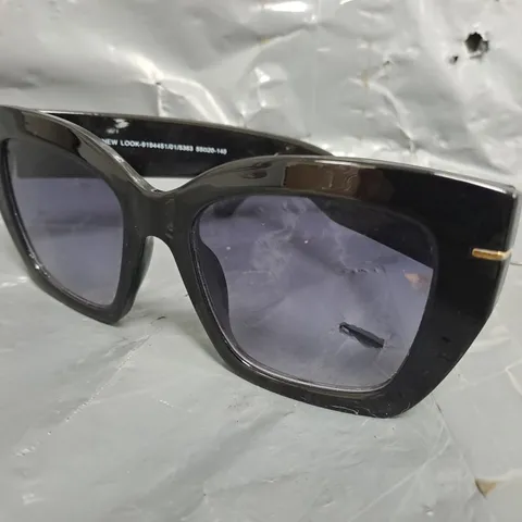 NEW LOOK CHUNKY FRAME SUNGLASSES IN BLACK