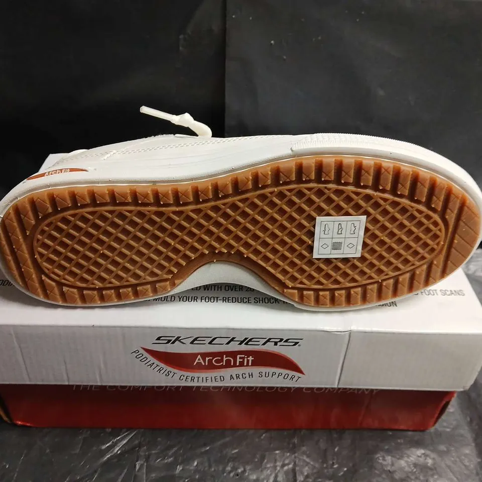 BOXED PAIR OF SKECHERS ARCH FIT WHITE TRAINERS - UK SIZE 4.5