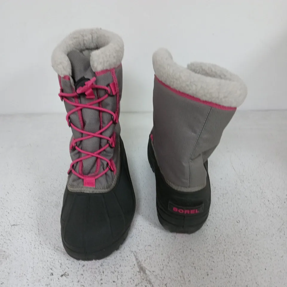 BOXED PAIR OF SOREL YOUTH CUMBERLAND 2 BOOTS IN LIGHT GREY/PINK - UK 5.5