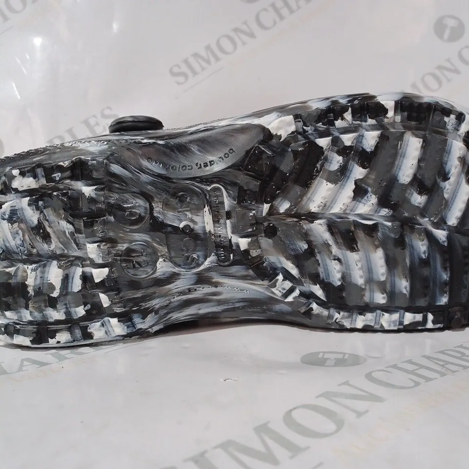 PAIR OF CROCS BAYA MARBLES CLOGS IN BLACK/WHITE UK SIZE M9/W10