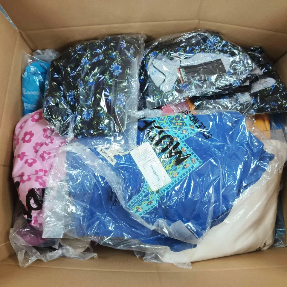 APPROXIMATELY 30 ASSORTED CLOTHING ITEMS IN VARIOUS SIZES, STYLES & COLOURS TO INCLUDE BRANDS SUCH AS LA MAREY, MUDFLOWER, AUBURN, ETC - COLLECTION ONLY