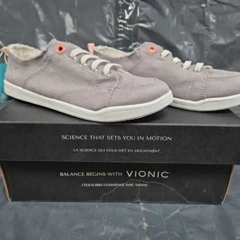 BOXED PAIR OF VIONIC VENICE PISMO LACE UP SHOES IN GREY SIZE 4