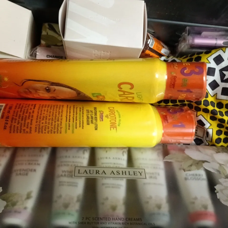APPROXIMATELY 15 ASSORTED COSMETIC ITEMS TO INCLUDE HOYGI, ETC - COLLECTION ONLY