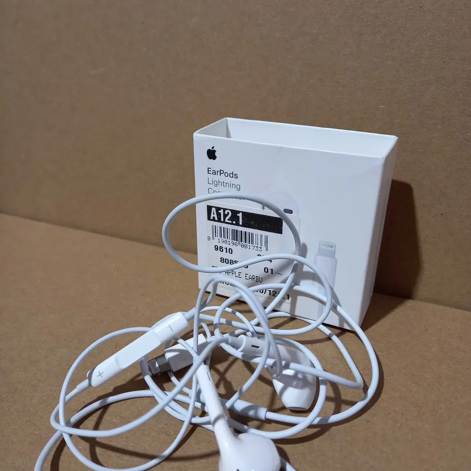 APPLE EARPODS WITH LIGHTENING CONNECTOR 