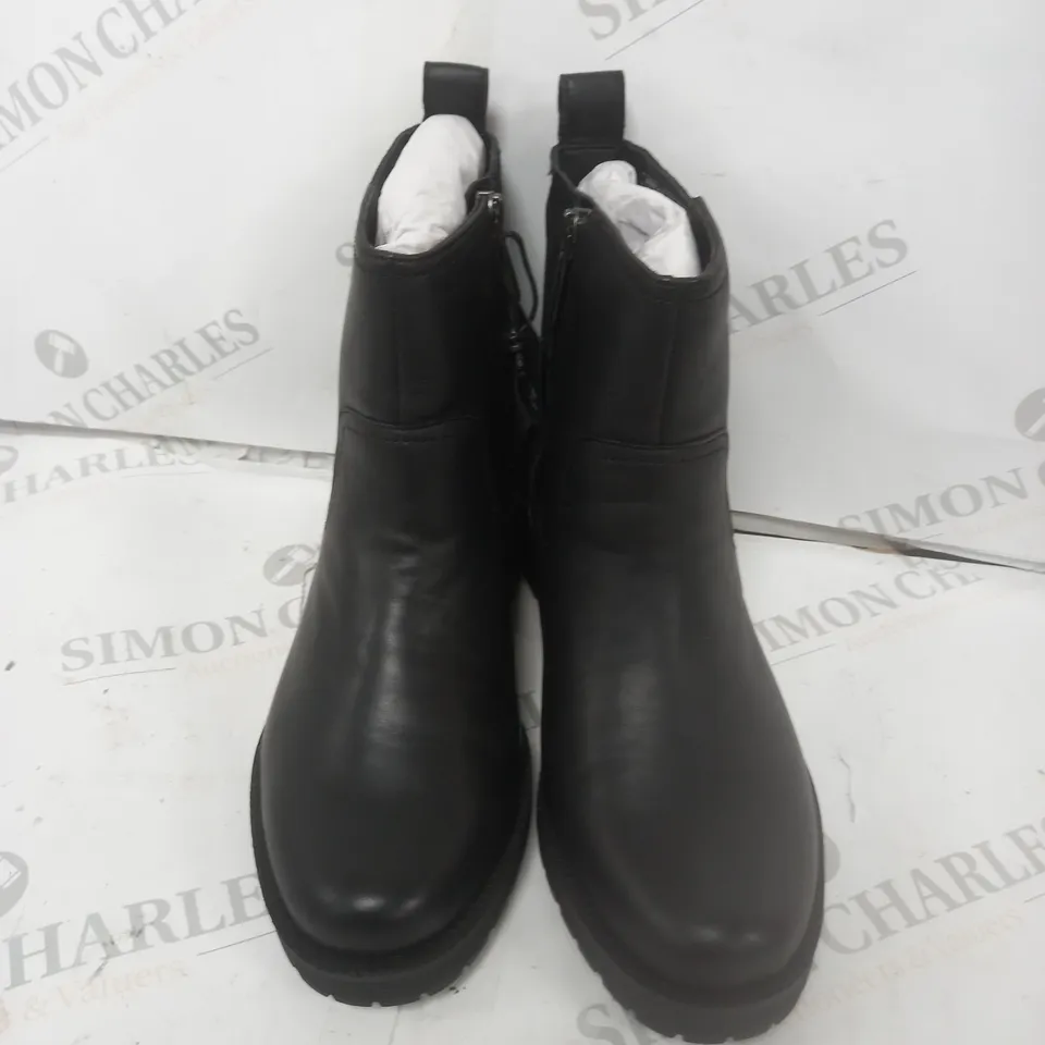 BOXED VIONIC CHELSEA BOOT BLACK SIZE 4