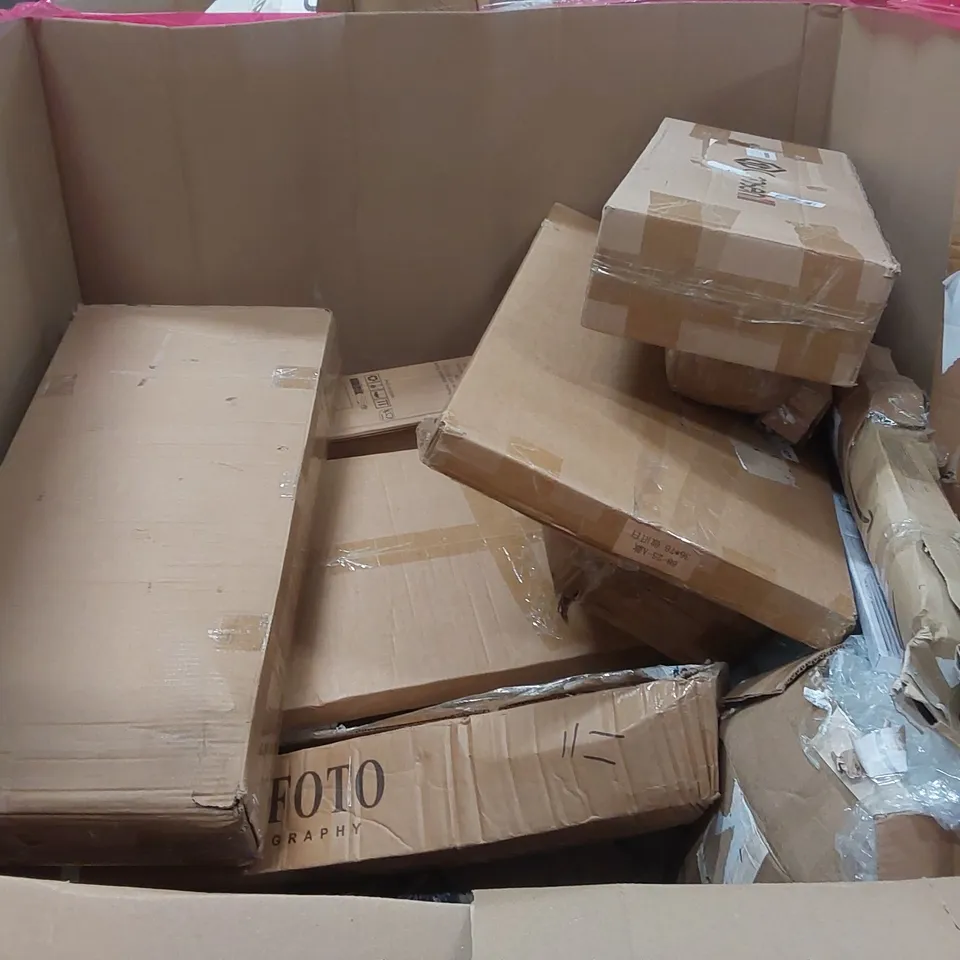 PALLET OF ASSORTED ITEMS INCLUDING: TELESCOPIC HEDGE SHEAR, FOLDING CART, FOLDING TOILET CHAIR, CALF RAISE BAR ECT