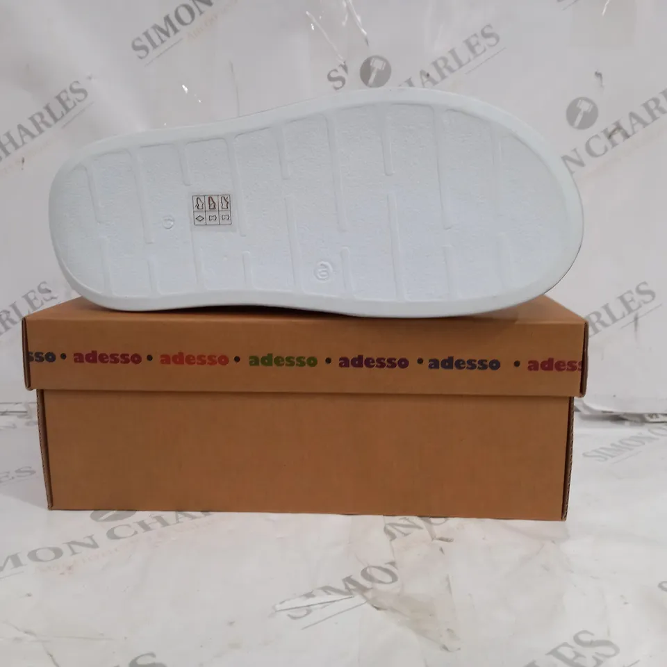 BOXED PAIR OF ADESSO LEATHER PLATFORM SANDALS IN WHITE SIZE 7