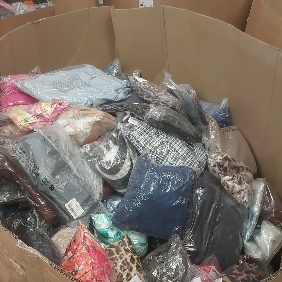 PALLET CONTAINING APPROXIMATELY 625x BRAND NEW ASSORTED DESIGNER CLOTHING ITEMS INCLUDING: SIMPLY BE DRESSES, JEANS, FIGLEAVES BATHING SUIT, JD WILLIAMS TOPS ECT