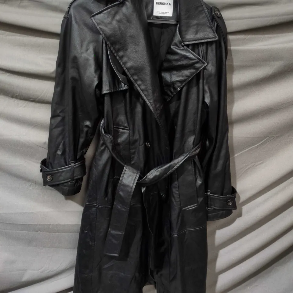 BERSHKA WOMEN'S BLACK FAUX LEATHER-LOOK TRENCH COAT WITH BELT - SIZE XS