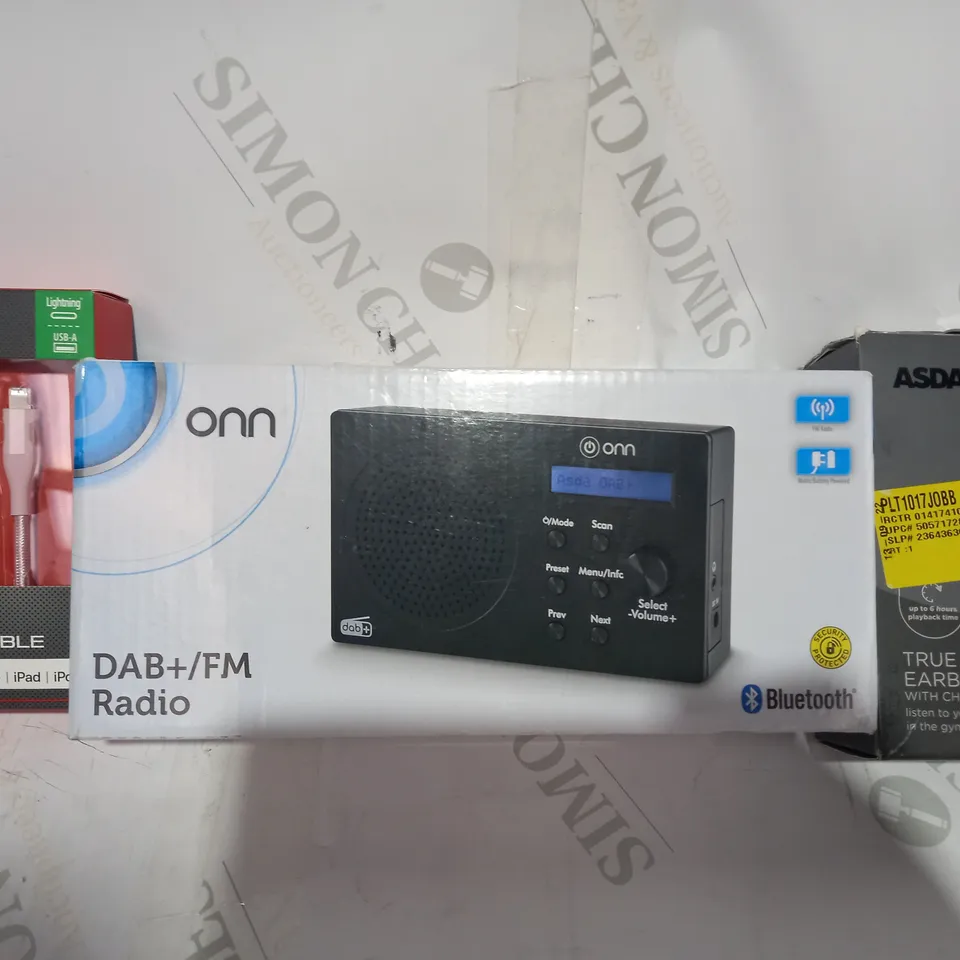 LOT OF APPROXIMATELY 20 ASSORTED HOUSEHOLD ITEMS TO INCLUDE BLACKWEB SYNC AND CHARGE CABLE, ONN DAB+/FM RADIO, ASDA TECH TRUE WIRELESS EARBUDS, ETC
