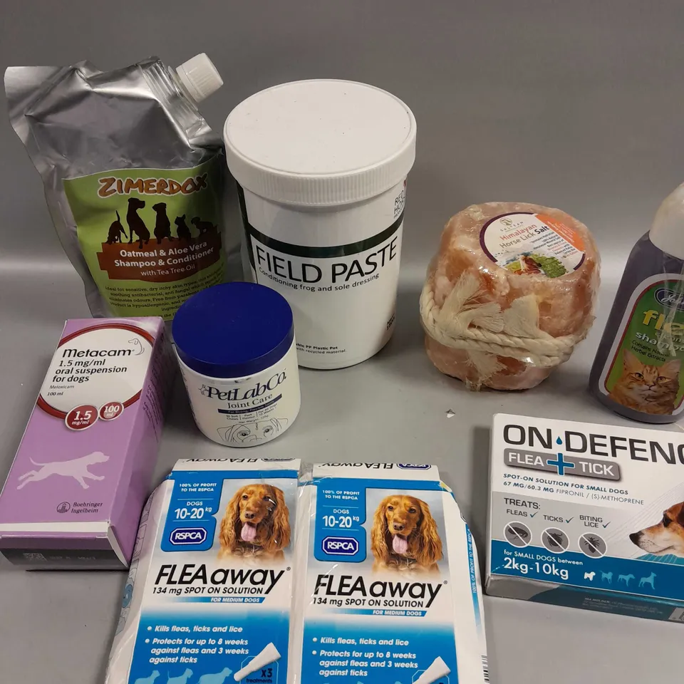 APPROXIMATELY 15 ASSORTED PET/ANIMAL PRODUCTS TO INCLUDE HORSE LICK SALT, FIELD PASTE, ON DEFENCE FLEA SOLUTION ETC