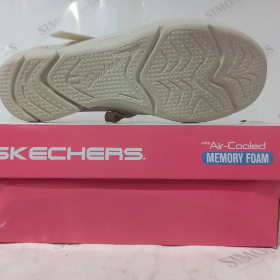 BOXED PAIR OF SKECHERS WOMEN'S SHOES IN BEIGE SIZE 6