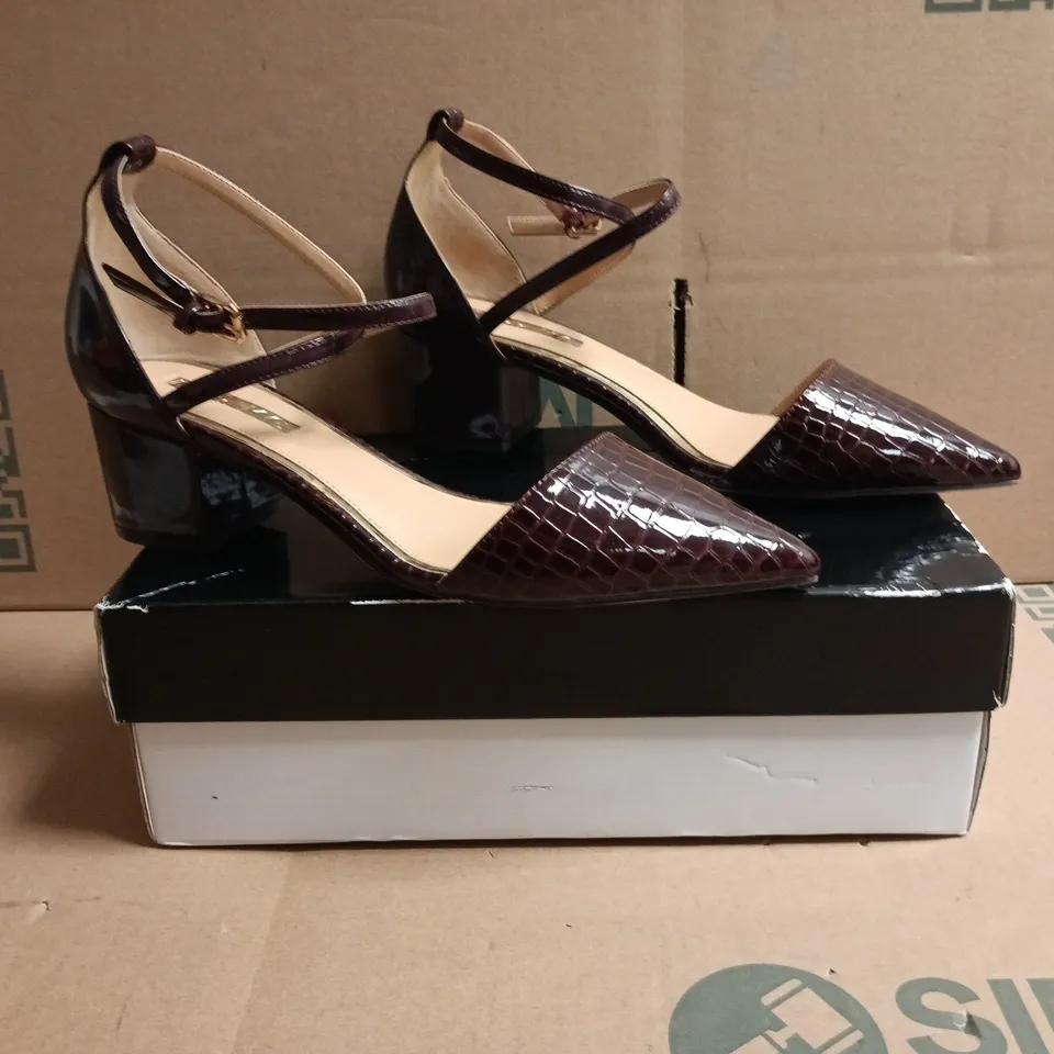 BOXED PAIR OF MISS KG POINTED TOE BLOCK HEEL SHOES IN BURGUNDY CROC SIZE EU 39