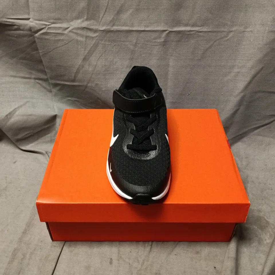 BOXED PAIR OF NIKE REVOLUTION 7 KIDS TRAINERS IN BLACK - UK 11.5