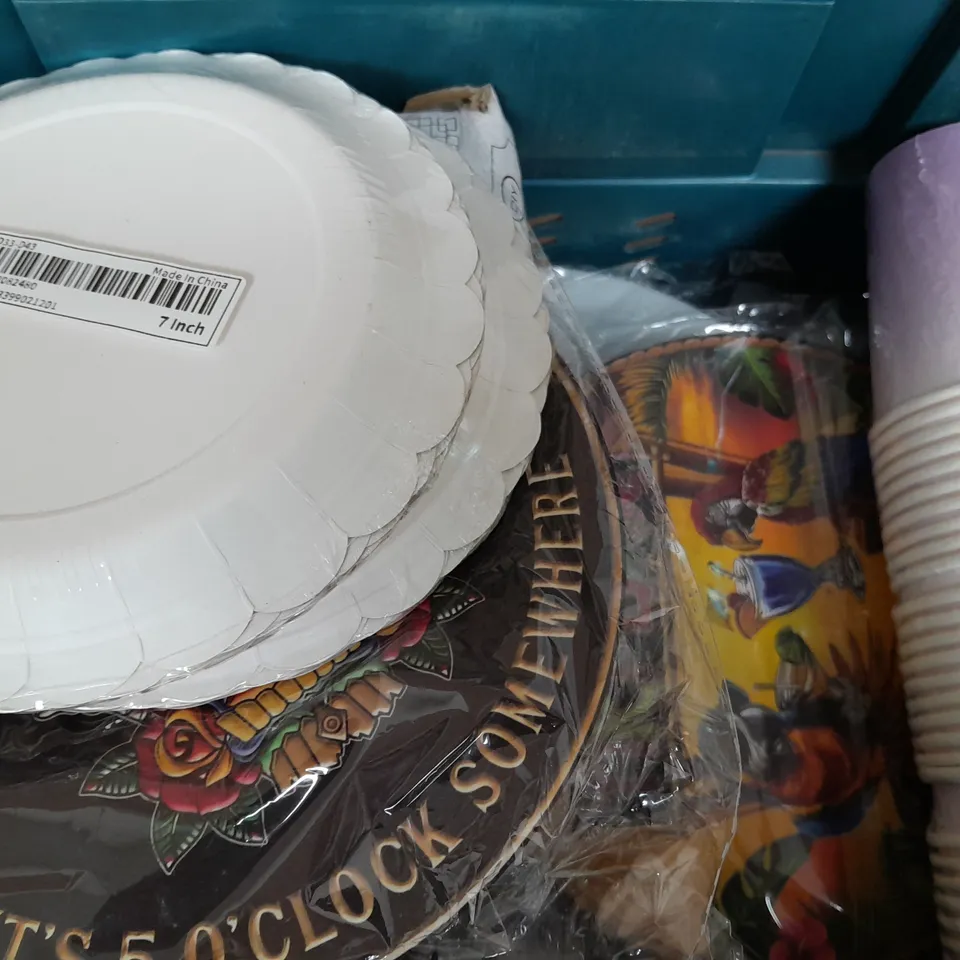 BOX OF APPROXIMATELY 8 ASSORTED ITEMS TO INCLUDE - STRAW , CUPS  ,PLATES ETC