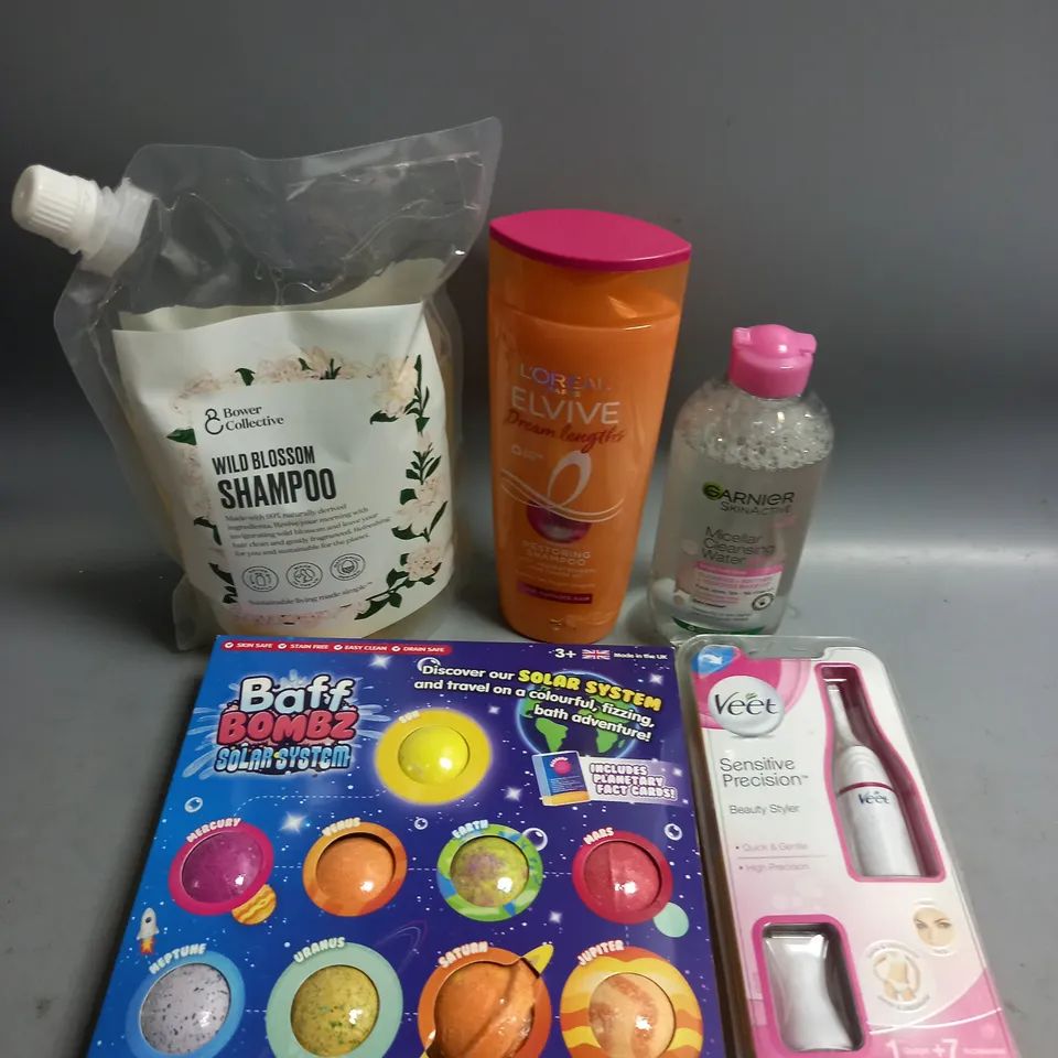 BOX OF APPROXIMATELY 20 COSMETIC ITEMS TO INCLUDE - L'OREAL ELVIVE DREAM LENGTHS SHAMPOO - GARNIER MICELLAR WATER - BAFF BOMBS  - ETC 