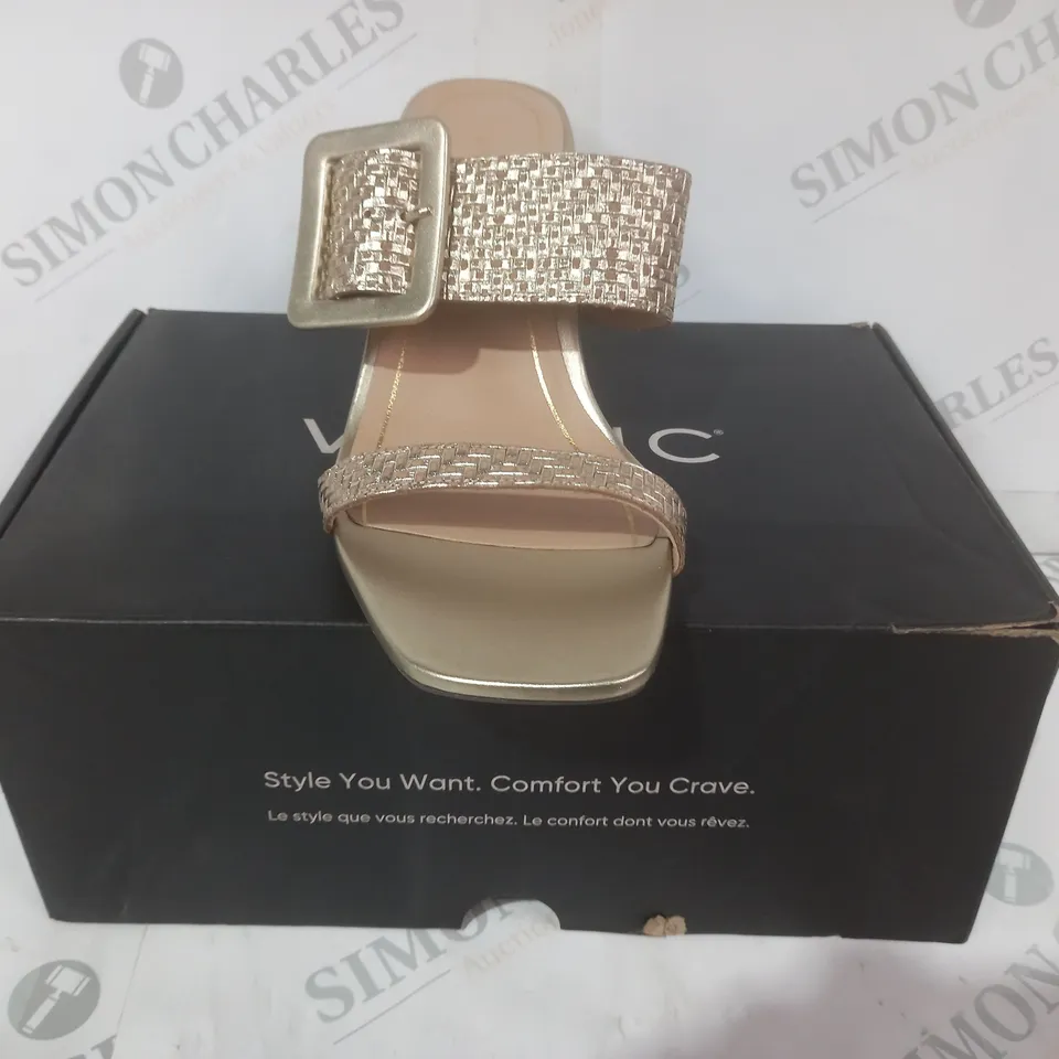 BOXED PAIR OF VIONIC OPEN TOE BLOCK HEEL SANDALS IN GOLD SIZE 6