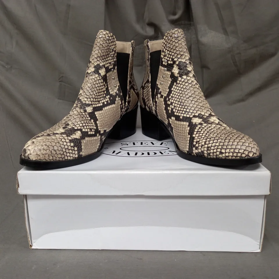 BOXED PAIR OF STEVE MADDEN CADE LEATHER ANKLE BOOTS IN BEIGE EU SIZE 41