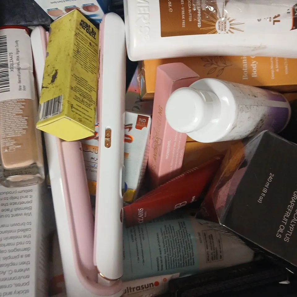 APPROXIMATELY 15 ASSORTED COSMETIC ITEMS INCLUDING VARIOUS MAKES AND BRANDS - COLLECTION ONLY
