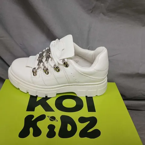 BRAND NEW BOXED KOI KIDZ LIL' RIMO CORE WHITE TRAINERS – UK 13K (KIDS)