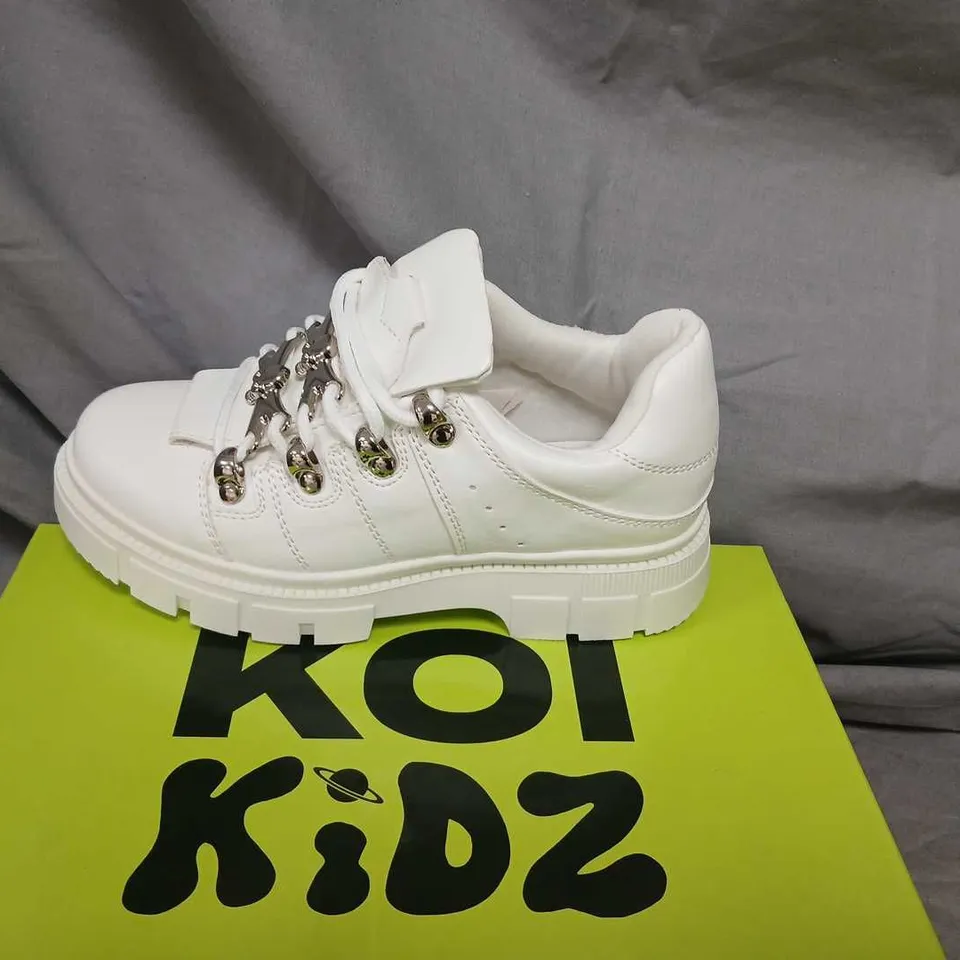 BRAND NEW BOXED KOI KIDZ LIL' RIMO CORE WHITE TRAINERS – UK 13K (KIDS)