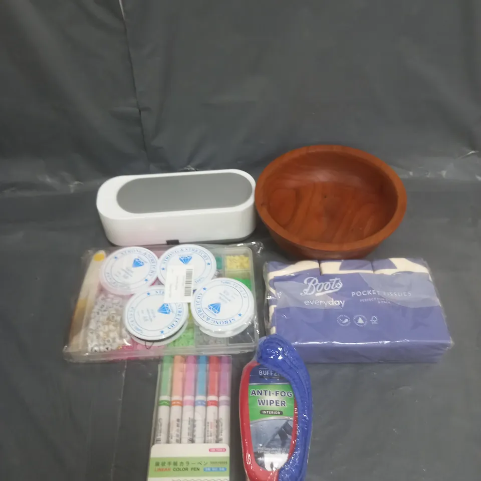 APPROXIMATELY 20 ASSORTED HOUSEHOLD ITEMS TO INCLUDE WOODEN BOWL, CLAY BEAD MAKING KIT AND COLOURED PENS