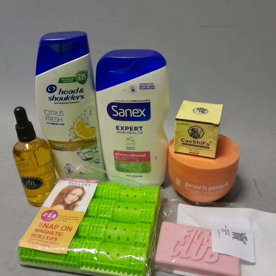 APPROXIMATELY 20 ASSORTED COSMETIC ITEMS TO INCLUDE - HEAD & SHOULDERS CITRUS FRESH SHAMPOO - SANEX SKIN HEALTH SHOWER GEL - SNAP ON MAGNETIC ROLLERS